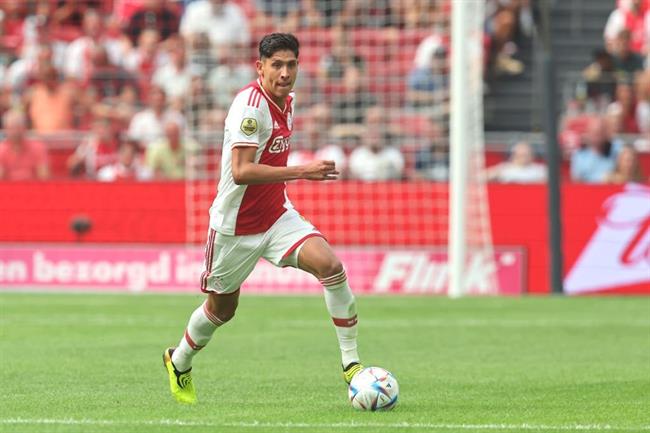 Chelsea hỏi mua tiền vệ Ajax
